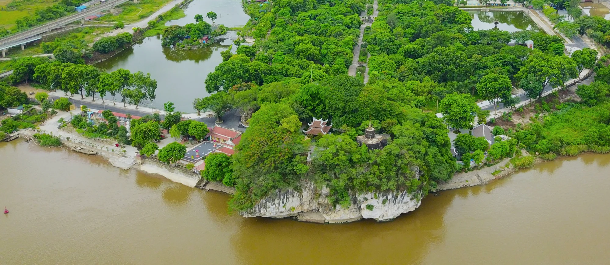 Núi Non Nước bên hợp lưu sông Vân và sông Đáy, ảnh chụp từ trên cao
